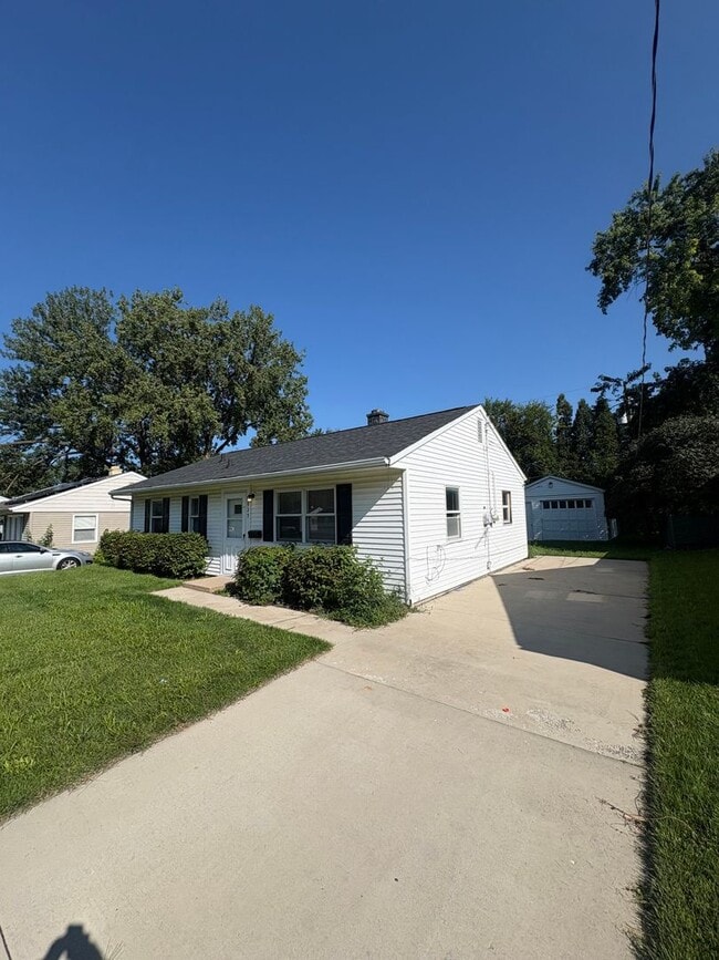Photo - 925 W Willow Ln