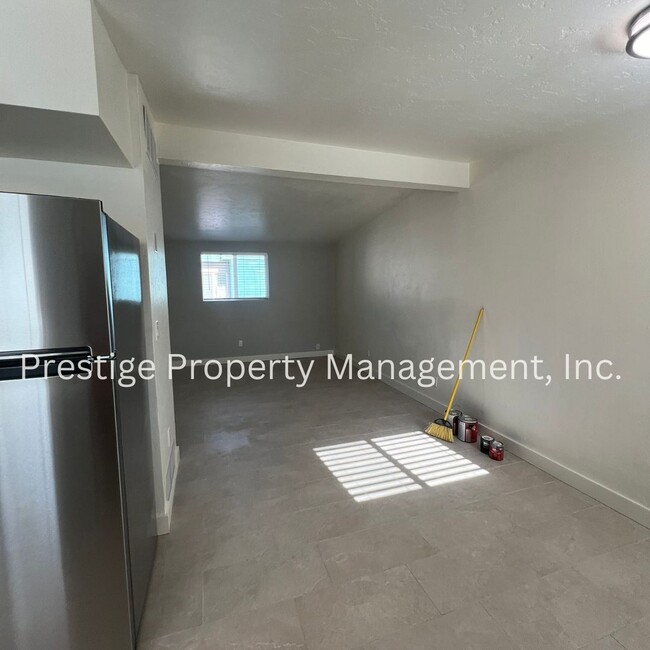 Photo - 1/1 Remodeled Triplex Across from the UofA!