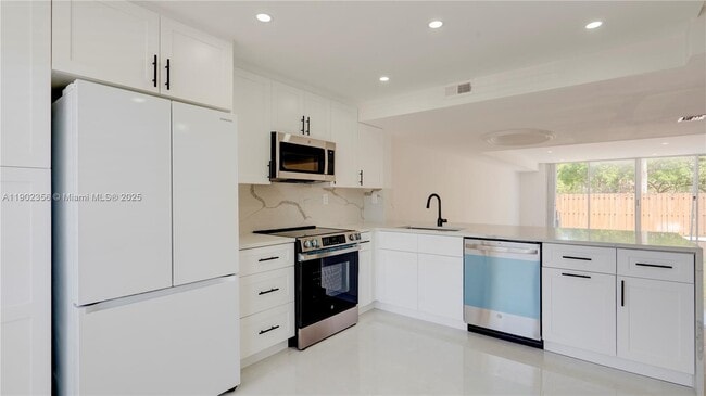 Building Photo - 933 NE 24th Ave