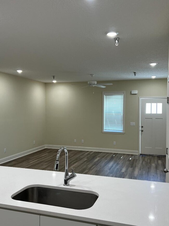 Photo - 394 W Plum St