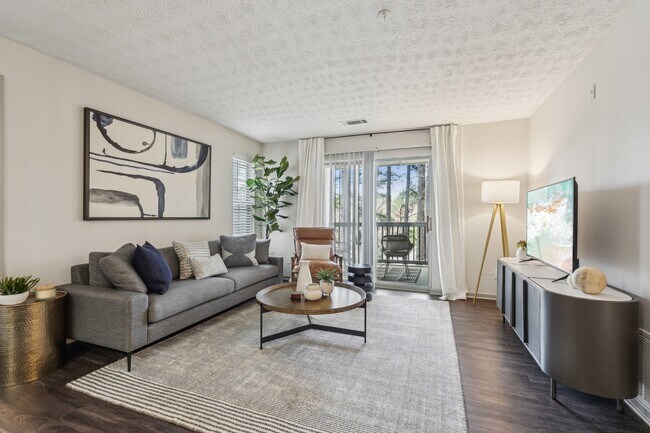 Amplia sala de estar en Gwinnett Pointe Apartments en Norcross, GA 30093