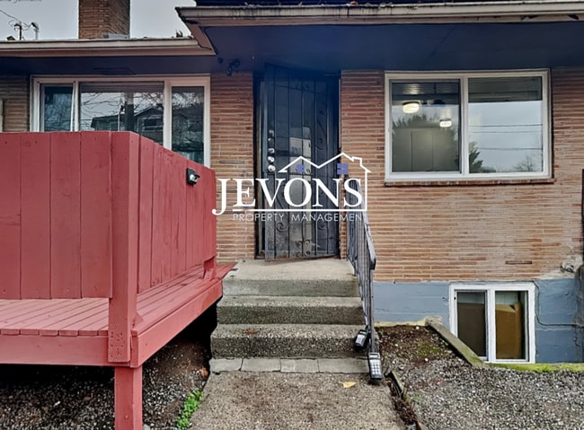 Building Photo - Charming 2-bedroom apartment just minutes from Pritchard Island Beach, with easy access to I-5 Unit 8330