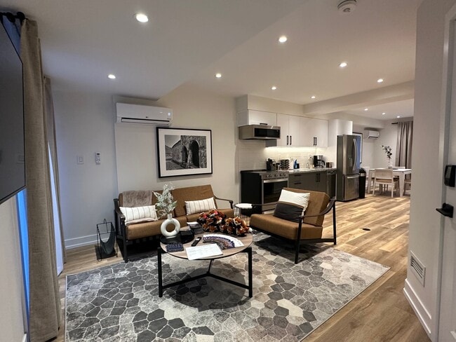 Suite de 5 chambres avec couloir et espace de vie - 12 Batavia Av