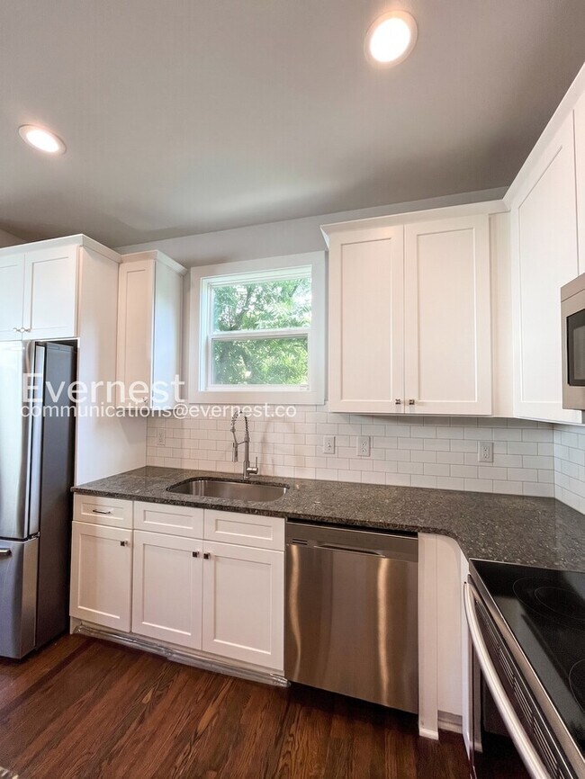 336 Queen Ave