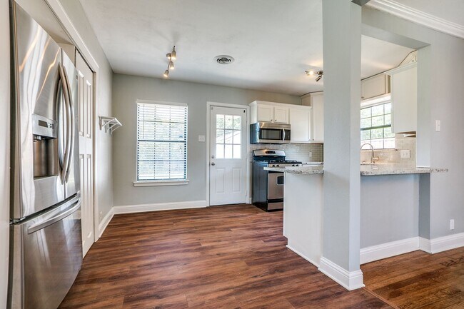 Photo - Airy and Light 3/2 in Established Dallas Neighborhood For Rent!
