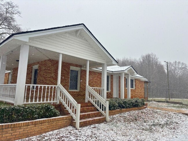 3BR/3BA Brick Farmhouse on 4.4 Acres – Pic... - 3BR/3BA Brick Farmhouse on 4.4 Acres – Pic...