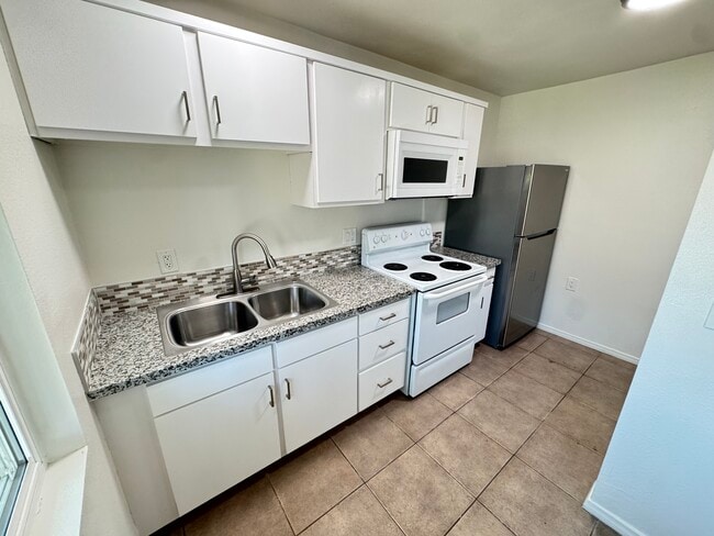 145 E 18th St