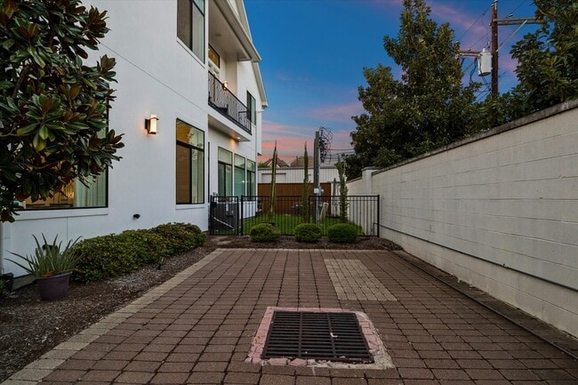 Photo - 1661 Bingle Rd