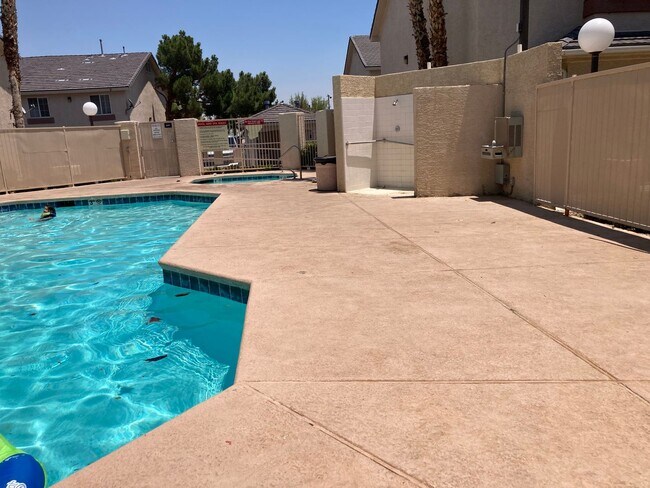 Photo - Townhouse 3 bedroom 2.5 bath 2 car garage