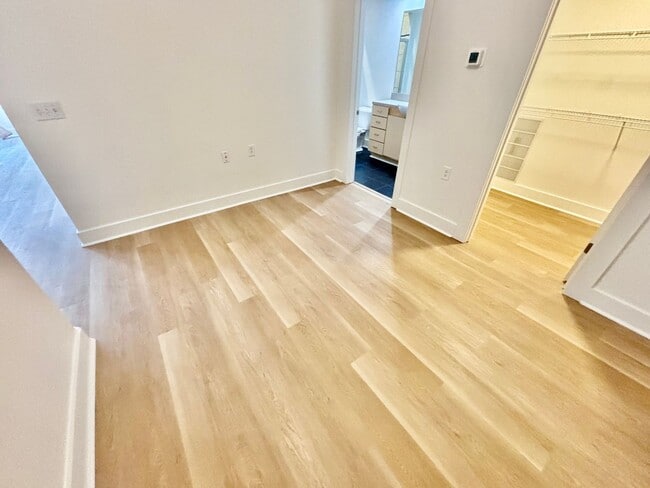 Building Photo - 1 Bedroom Condo Downtown!