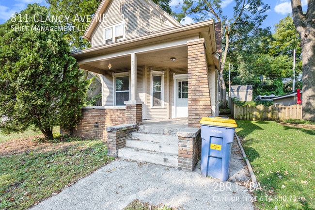 Photo - 811 Clancy Ave NE