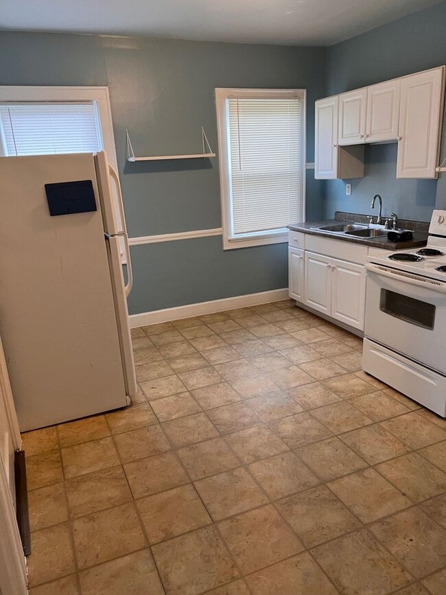 Photo - Large Spacious 4 Bedroom UPPER with Large Living Room and Dining Area!! Unit 2214 Upper