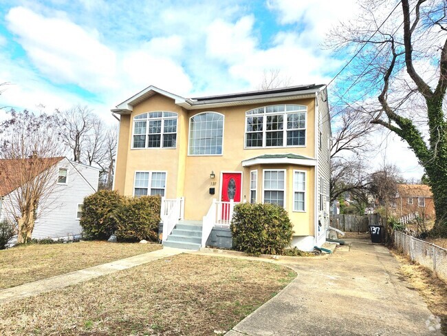 Building Photo - Lovely 3 BR/2.5 BA Single-Family Home in O...