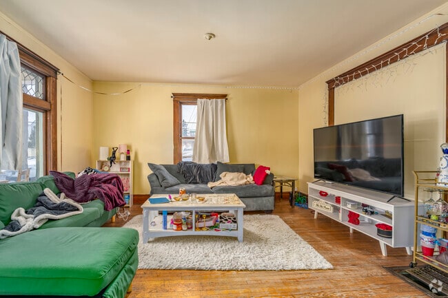 4BR, 1BA - 1,225SF - Living/Dining Room