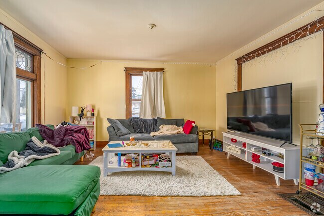 4BR, 1BA - 1,225SF - Living/Dining Room - 720 S Main St