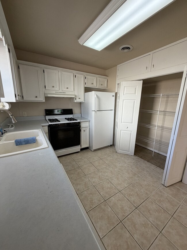 Photo - 1225 W Main St