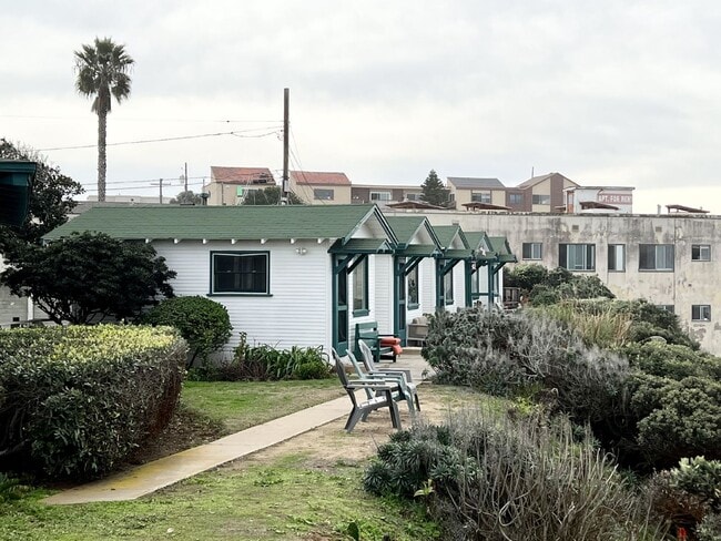 Building Photo - Come home to a cozy cottage on the coast! ... Unit 5