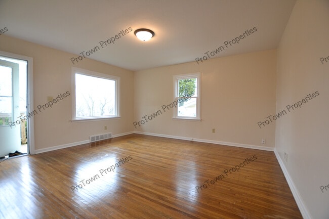 Photo - 205 Algonquin St