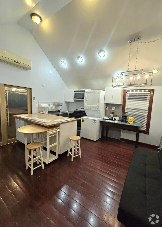 Building Photo - 88-04 69th Rd Unit 2 Rental