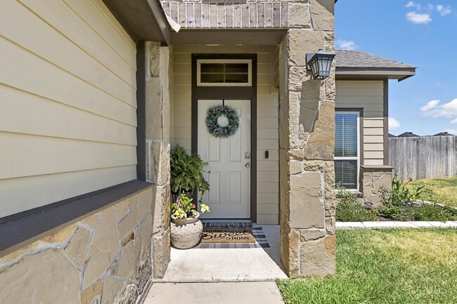 Photo - 2000 Bleeker Cv