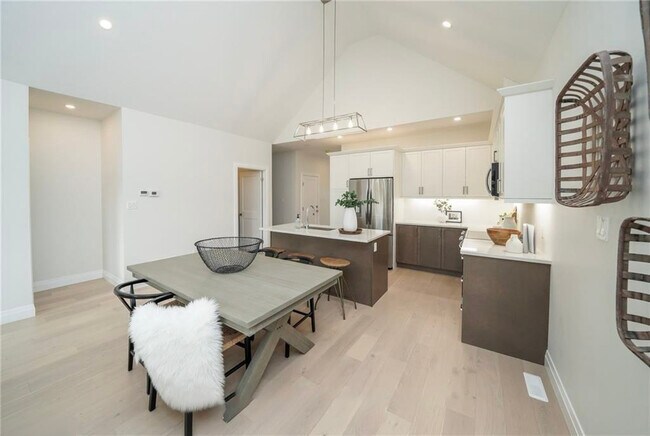 Photo - Live in Beautiful Port Stanley -4 Bedroom TownHome *Garage * Available April 2026 Unité 33