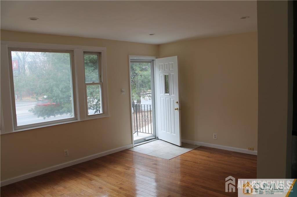 Photo - 323 9th St