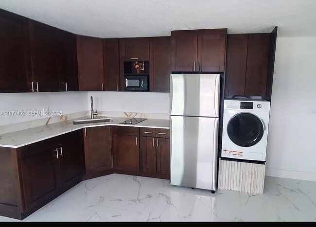 Building Photo - 920 SE 8th St Unit 1