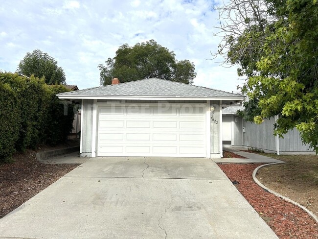 Building Photo - **Updated 4 bed / 2 bath House in Quiet Ne...