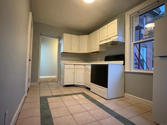 Building Photo - 449 Newfield St Unit 4