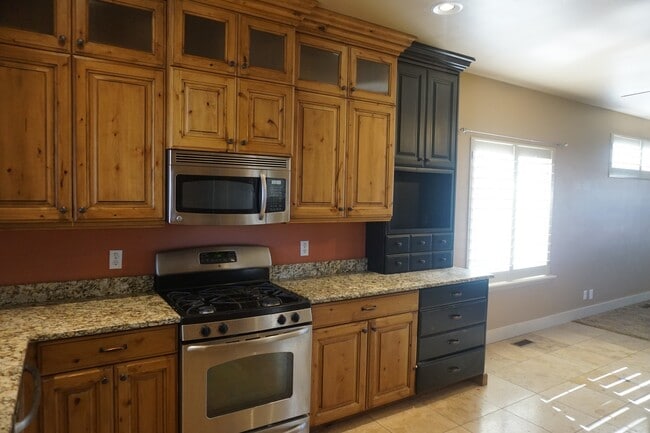 Photo - Gorgeous 4 Bedroom Sandy Home "Pet Friendly"