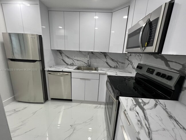 Building Photo - 505 Gardens Dr Unit 201