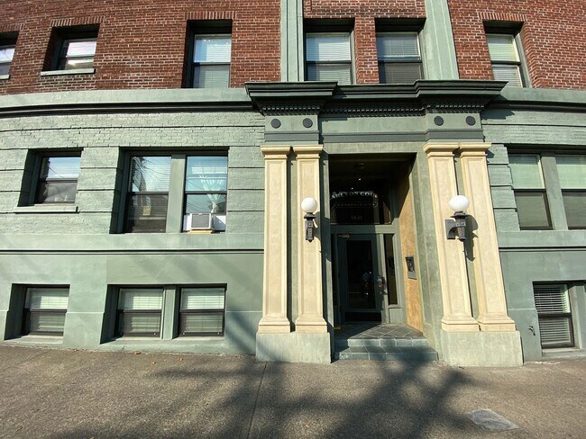 Photo - Cozy Carlton Court Studio with In-Unit Washer/Dryer, Walk-In Closet, Dishwasher! Unidad 200