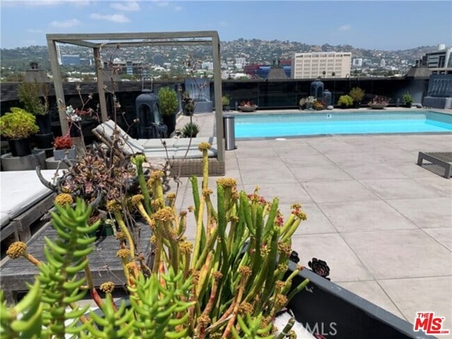 Photo - 8811 Burton Way Unidad 308