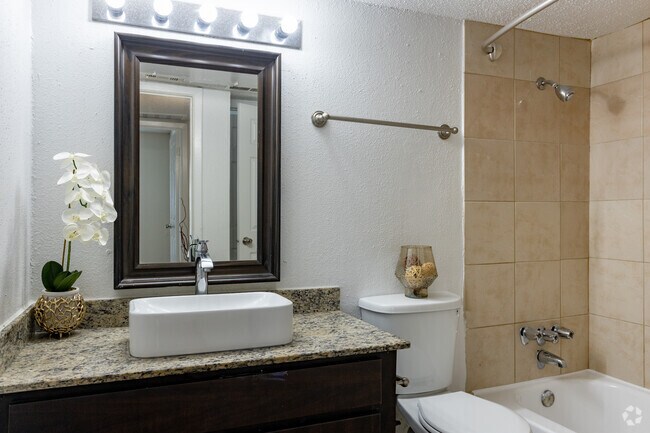 2BR, 1BA - 800 SF
