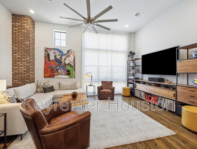 Photo - 2914 Lamar St