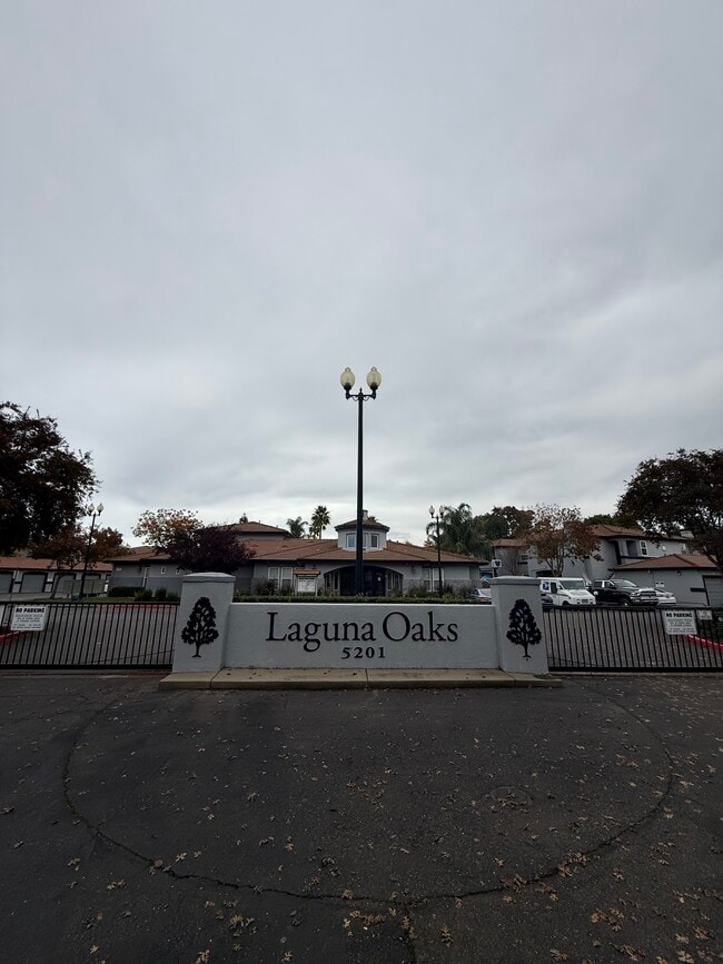 Building Photo - 5201 Laguna Oaks Dr Unit 70