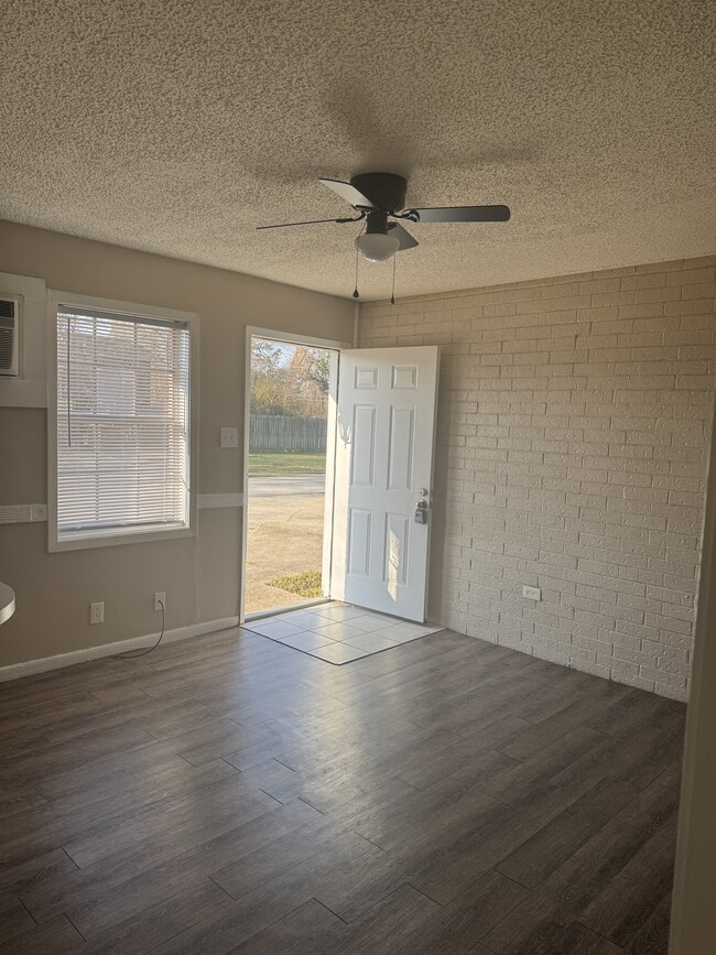 Living Room - 401 Willett Place Blvd Unit 401