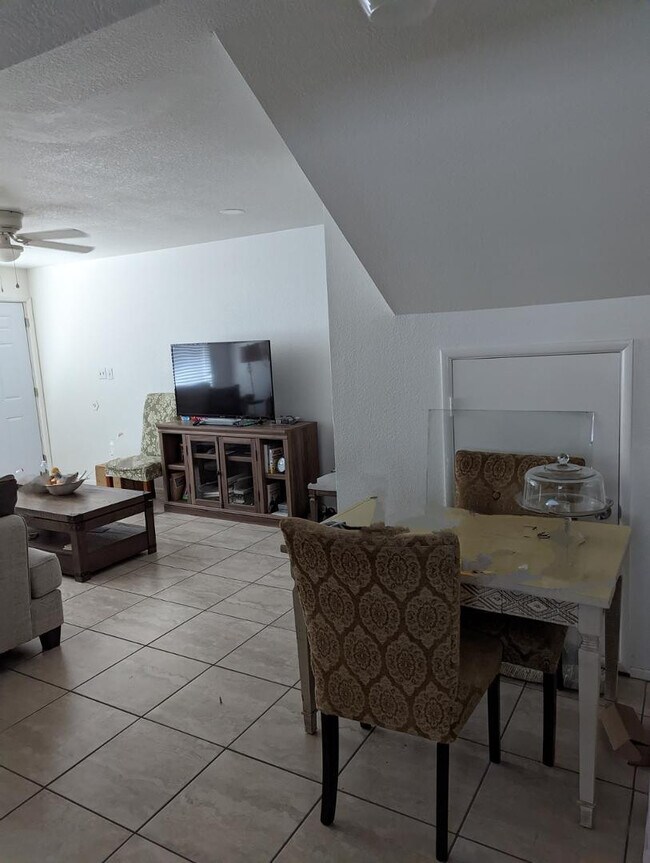 306 E Ludlow Dr