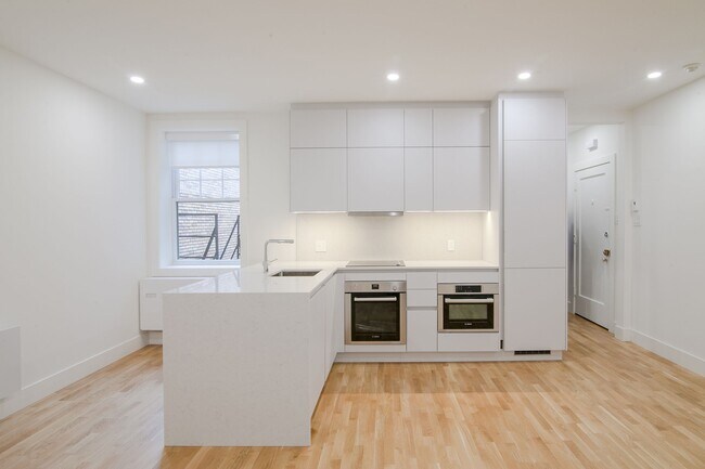 Building Photo - 2100 Rue du Fort Unit 406