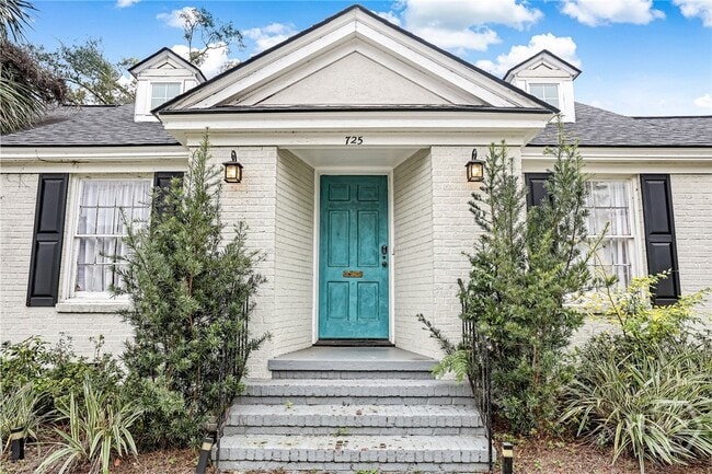 Photo - 725 E 53rd St