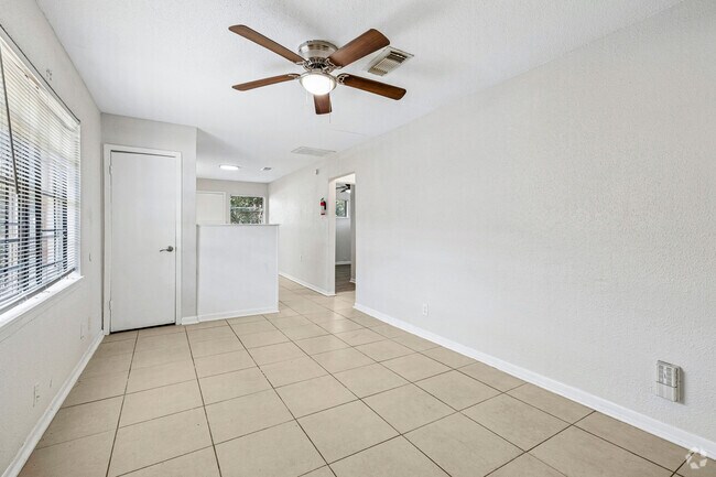 3BR, 1BA - 926SF - Living Room