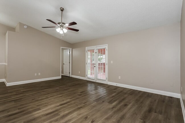 Photo - 1608 Twin Oak Dr W