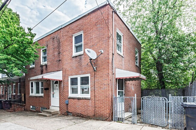 Building Photo - 3 bedroom, 1 bath townhome in Hedgeville