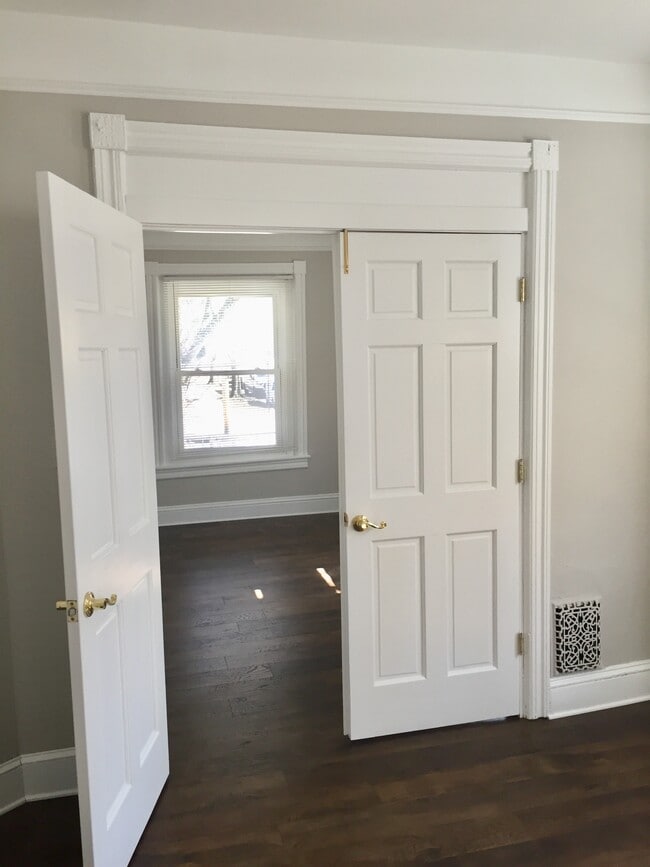 Double door entry to bedroom - 1001 Main St Unit 1001-1