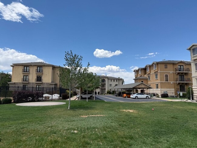 Building Photo - Beautiful condo with amazing amenities and a fabulous kitchen Unit 412