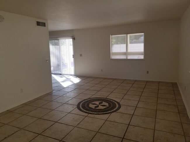 Photo - 6109 Crockery St