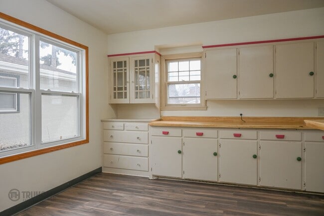 Photo - Large 6 Bedroom Home for Rent! Great Location on University!