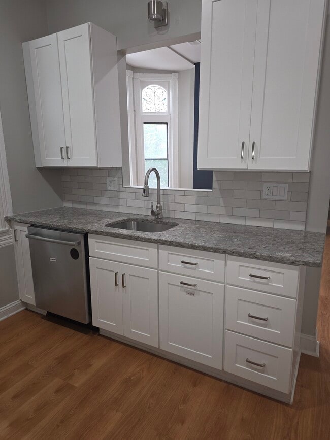 Kitchen looking into living area - 1700 Linden Ave Unidad 1