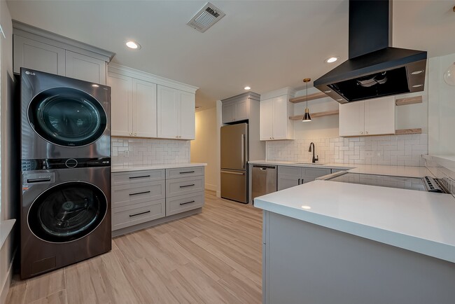 Building Photo - 915 Adele St