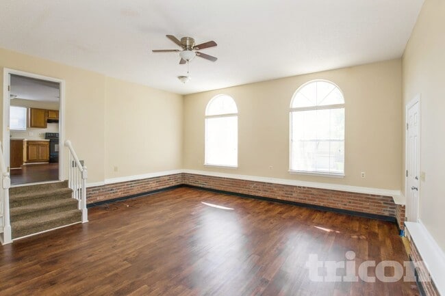 Photo - 207 Salusbury Ln